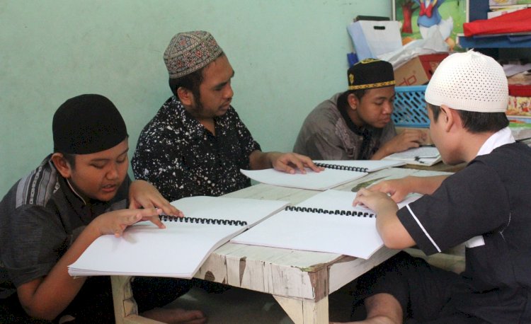 Al-Qur’an Braille Untuk Santri Difabel Rumah Tahfizh Aisyah Luqman