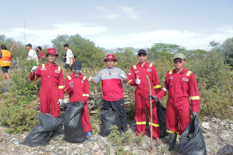 Aksi Tim Kasih Mega Clean Up Pantai Cirebon Bersama Pandawara Group
