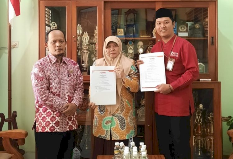 Penandatangan MoU Kelas Al-Qur'an SMAN 5 Yogyakarta dengan PPPA Daarul Qur’an Yogyakarta
