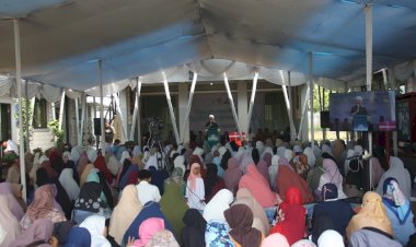 KH. Yusuf Mansur Wisuda Santri Daarut Tarmizi yang Selesaikan Tahfizh Al-Qur'an 30 Juz dan Terjemah