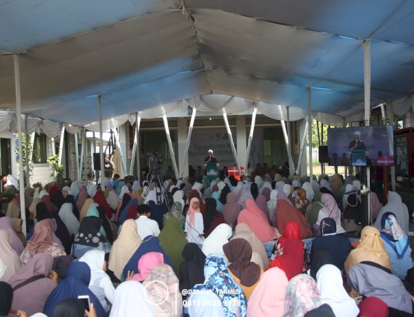 KH. Yusuf Mansur Wisuda Santri Daarut Tarmizi yang Selesaikan Tahfizh Al-Qur'an 30 Juz dan Terjemah
