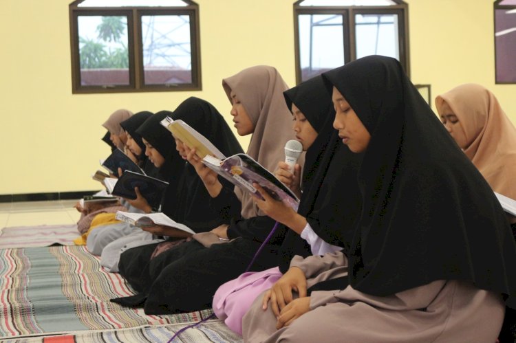 Buka Puasa Bersama Santri Pesantren Tahfizh Takhassus Daarul Quran Tegal