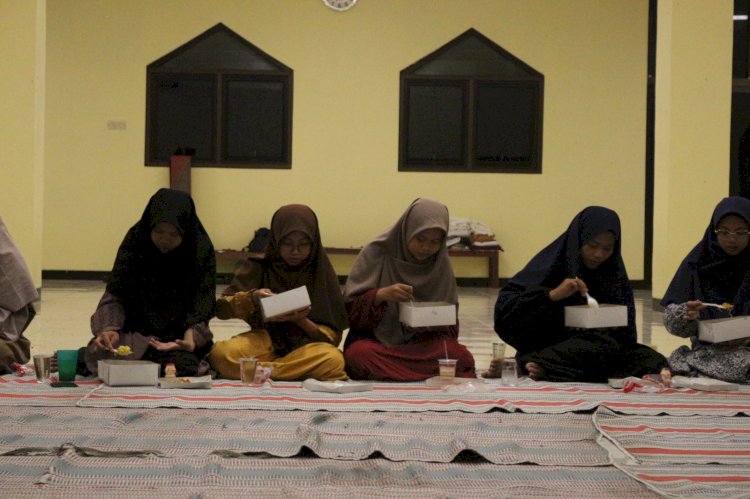 Buka Puasa Bersama Santri Pesantren Tahfizh Takhassus Daarul Quran Tegal