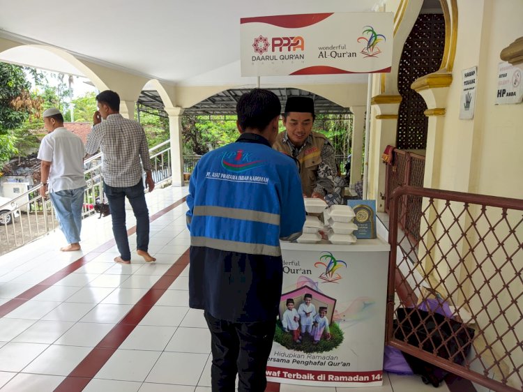 PPPA Daarul Qur'an Banten Berbagi Nasi Kotak di Jumat Berkah