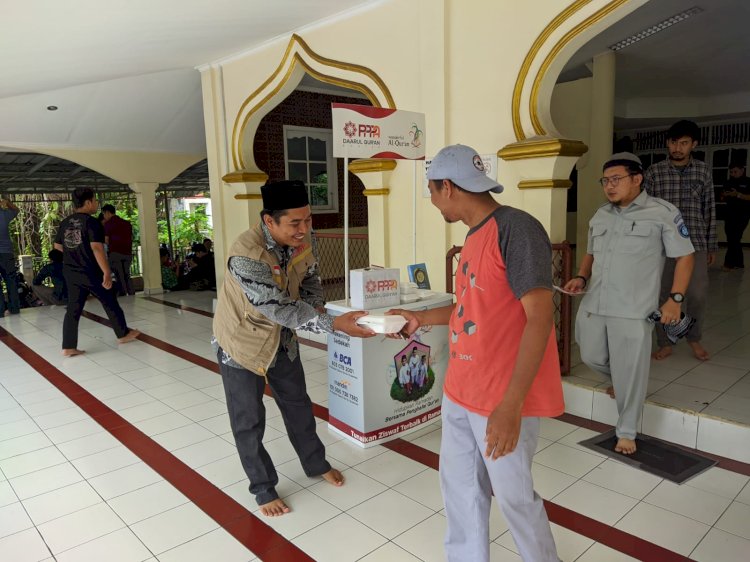 PPPA Daarul Qur'an Banten Berbagi Nasi Kotak di Jumat Berkah