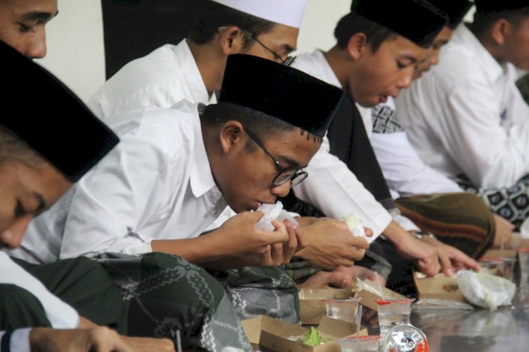 PPPA Daarul Quran Bogor Berbagi Bahagia dengan Penyaluran Makan Santri