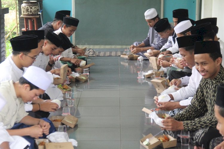 PPPA Daarul Quran Bogor Berbagi Bahagia dengan Penyaluran Makan Santri