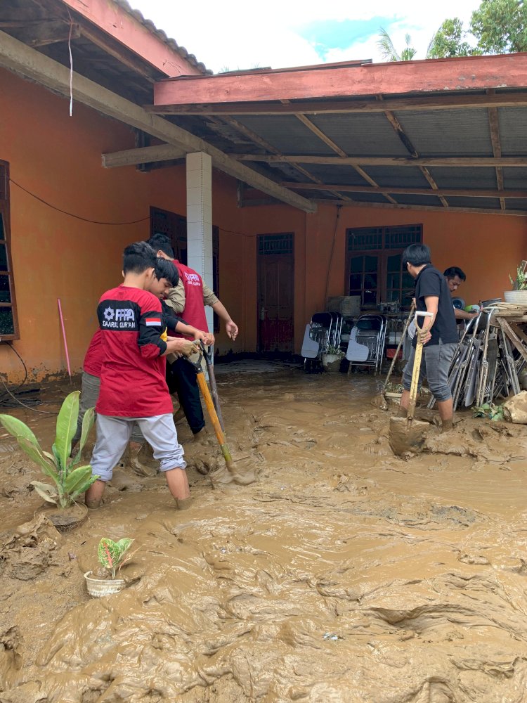 Pasca Banjir Bandang, Tim SIGAB Berjibaku Bersihkan Rumah Warga dari Sisa Lumpur