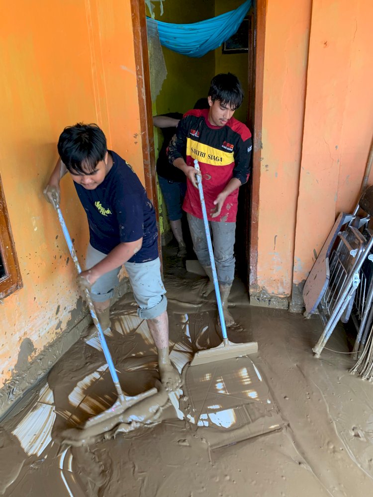 Pasca Banjir Bandang, Tim SIGAB Berjibaku Bersihkan Rumah Warga dari Sisa Lumpur