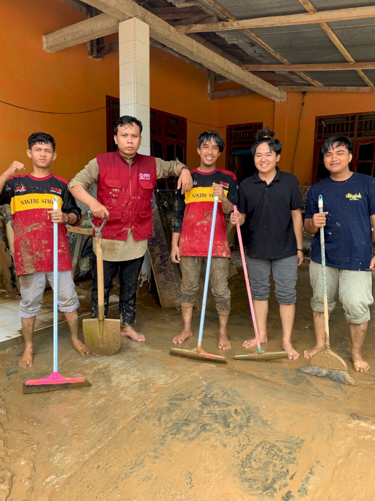 Pasca Banjir Bandang, Tim SIGAB Berjibaku Bersihkan Rumah Warga dari Sisa Lumpur