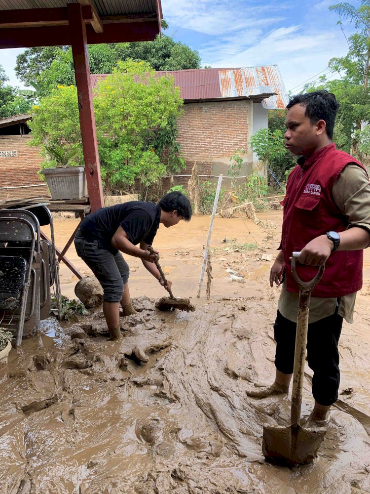 Pasca Banjir Bandang, Tim SIGAB Berjibaku Bersihkan Rumah Warga dari Sisa Lumpur