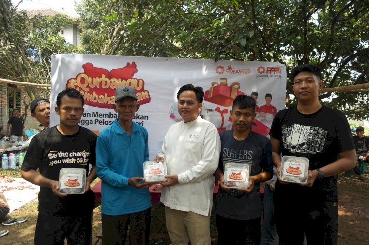 Ratusan Paket Daging Qurban Telah Dibagikan PPPA Daarul Quran Kepada Warga Dhuafa