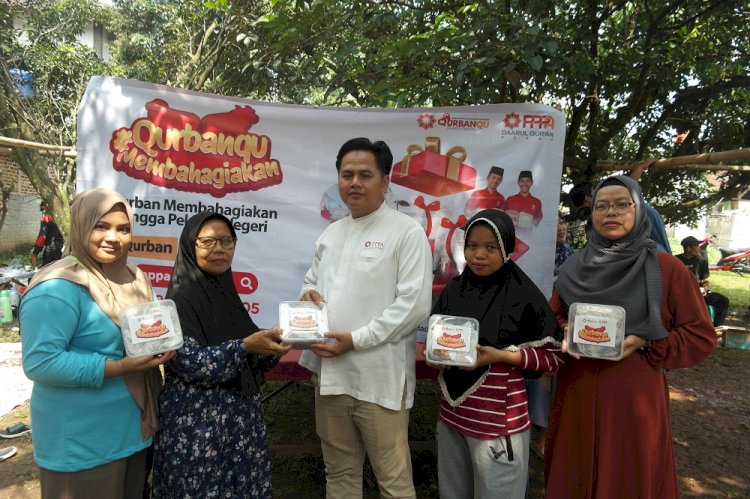 Ratusan Paket Daging Qurban Telah Dibagikan PPPA Daarul Quran Kepada Warga Dhuafa