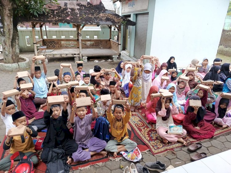 Aksi Jumat Berbagi di Rumah Tahfidz Center Ar Rayan