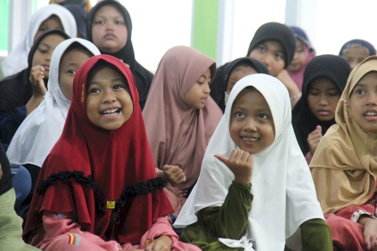 Cerita Seru Kak Toyib Hibur Anak-Anak Komplek Pesona Vista dalam Aksi Mobile Qur'an