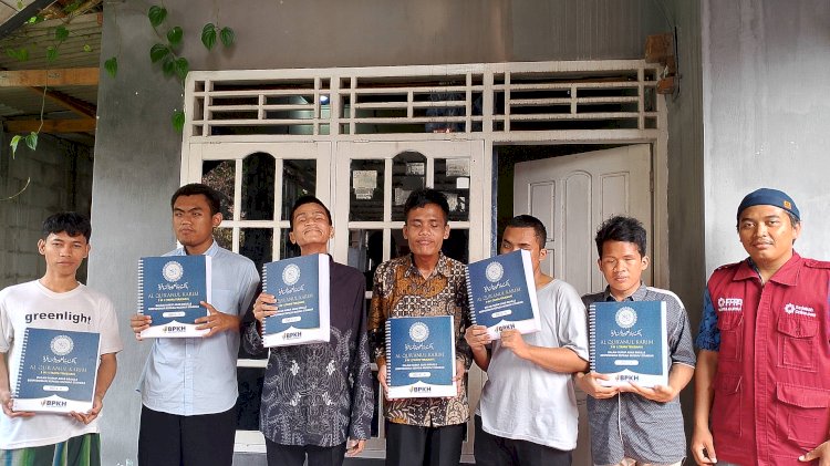 Penyaluran Al-Qur’an Braille kepada Mahasiswa Penyandang Disabilitas