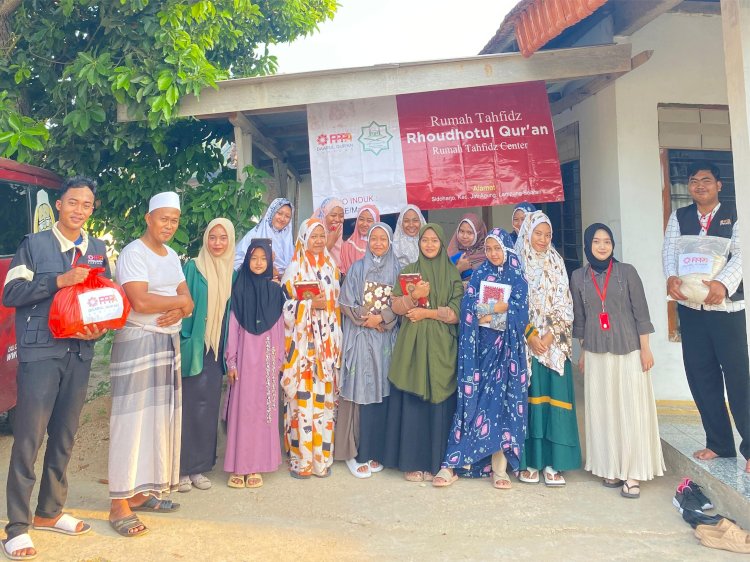 Paket Sembako untuk Santri Rumah Tahfidz Rhoudhotul Qur'an