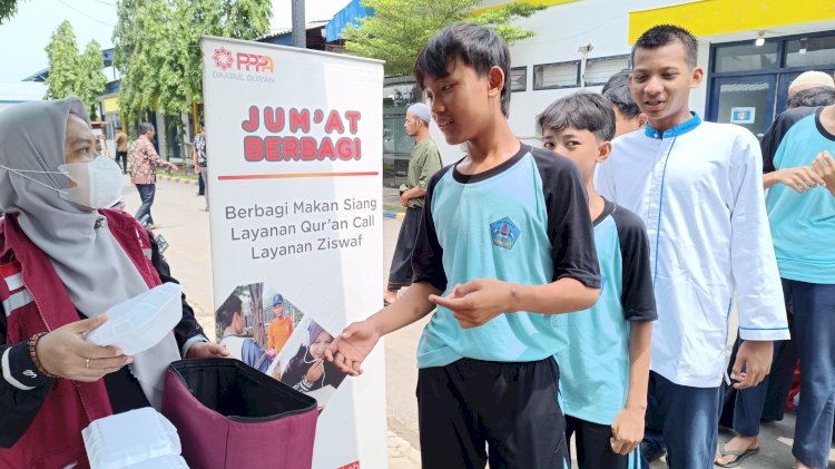 Berbagi Paket Nasi Jumat Berkah