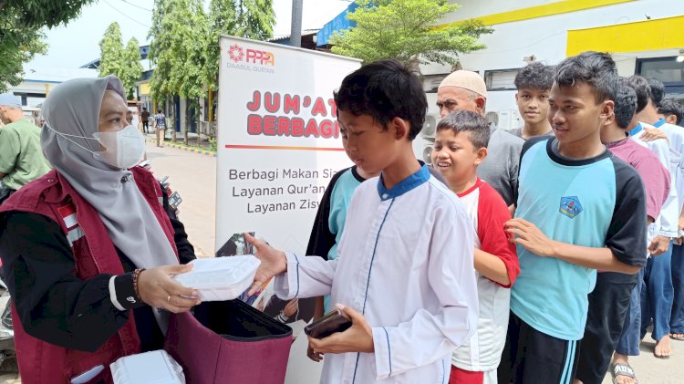 Berbagi Paket Nasi Jumat Berkah