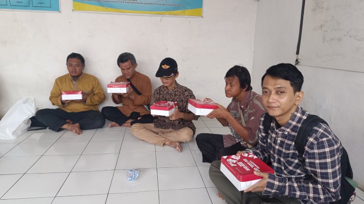 Berbagi Paket Nasi Jumat Berkah