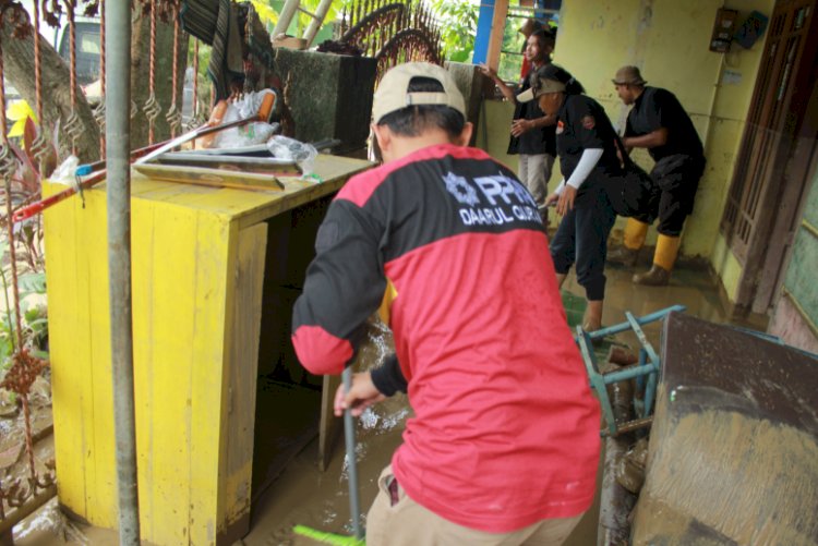 Penyaluran Paket Logistik dan Membersihkan Rumah Penyintas Banjir Kabupaten Kendal