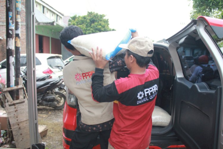 Penyaluran Paket Logistik dan Membersihkan Rumah Penyintas Banjir Kabupaten Kendal