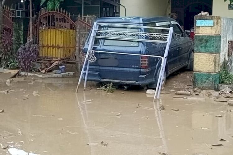 Penyaluran Paket Logistik dan Membersihkan Rumah Penyintas Banjir Kabupaten Kendal