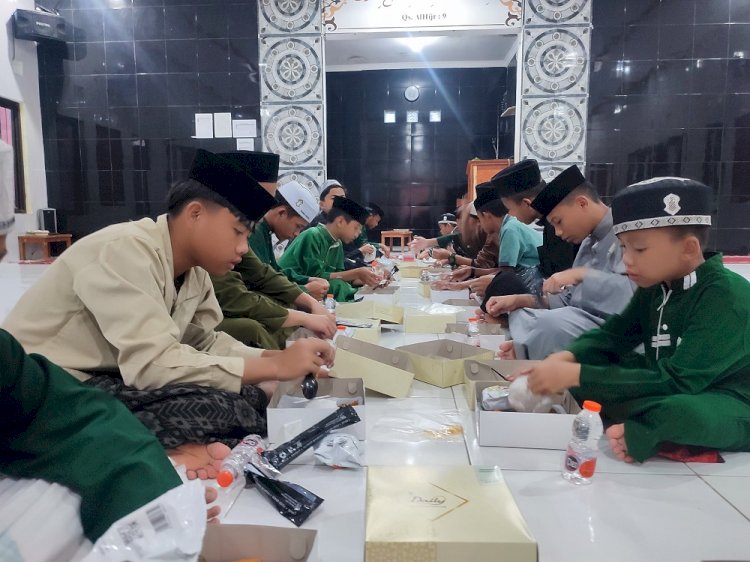 Kebahagiaan Santri Saat Khataman dan Buka Puasa dari Para Donatur