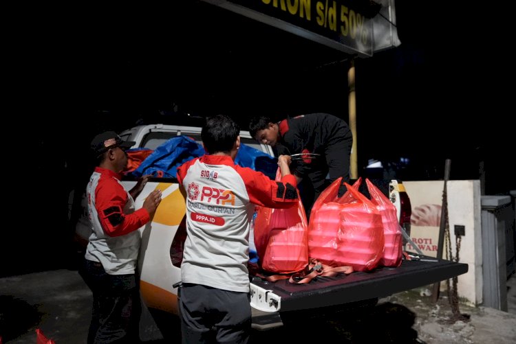 Penyaluran Paket Buka Puasa dan Sahur untuk Penyintas Banjir Jabodetabek