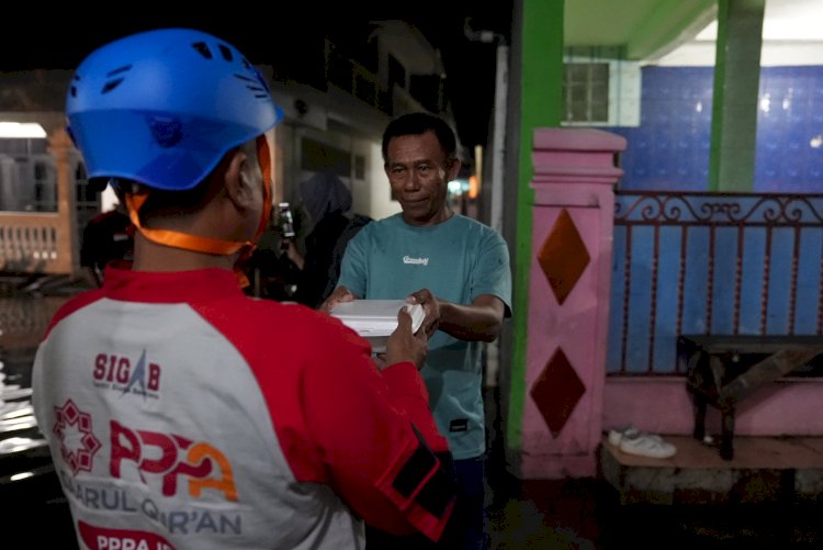 Penyaluran Paket Buka Puasa dan Sahur untuk Penyintas Banjir Jabodetabek