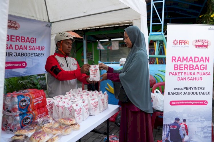 Penyaluran Paket Buka Puasa dan Sahur untuk Penyintas Banjir Jabodetabek