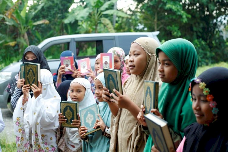 PPPA Daarul Qur'an Medan Bagikan 30 MUshaf Al-Qur'an untuk Rumah Iqra' Mencirim