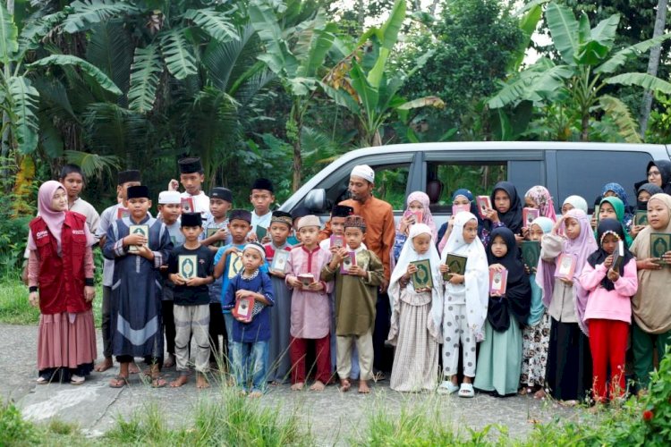 PPPA Daarul Qur'an Medan Bagikan 30 MUshaf Al-Qur'an untuk Rumah Iqra' Mencirim