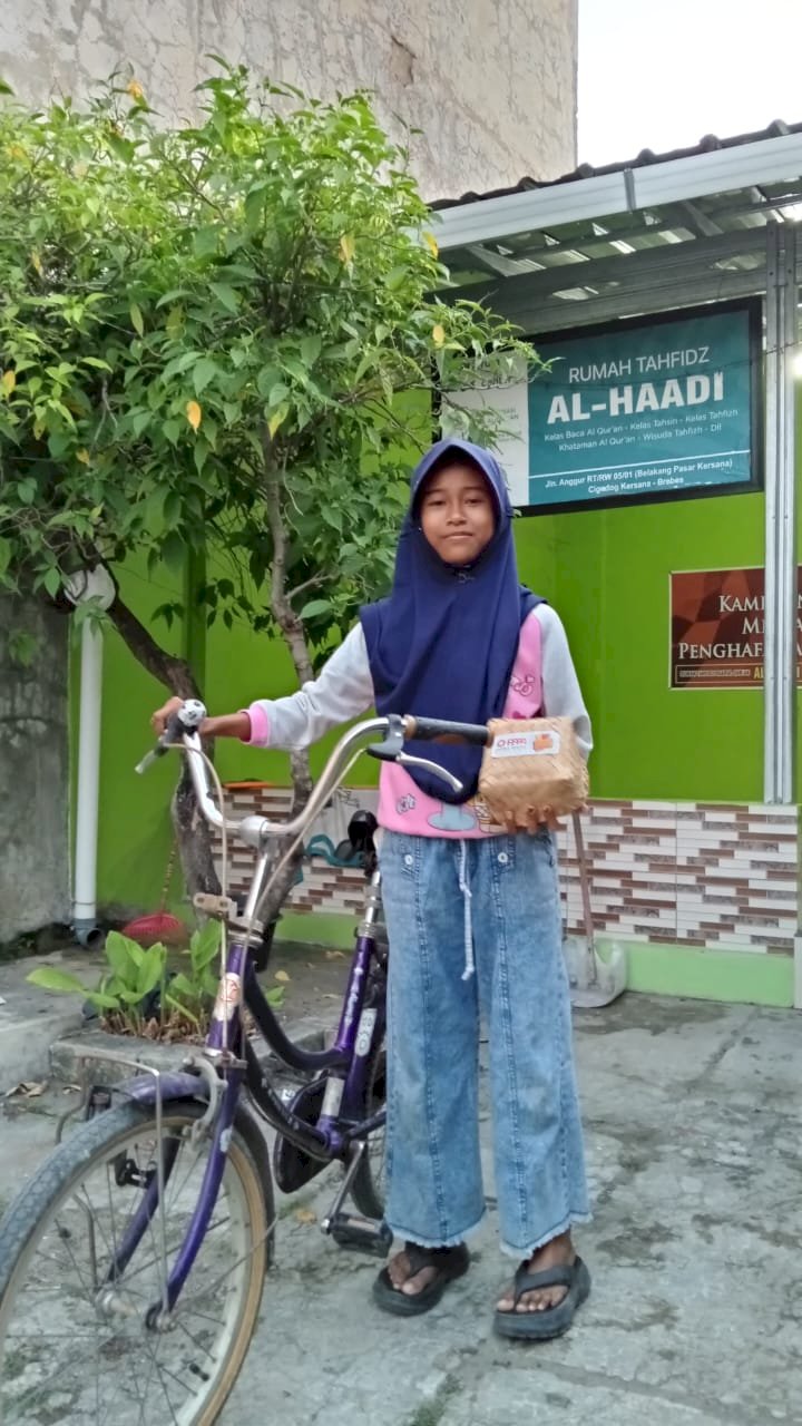 Mengayuh Sepeda untuk Sebungkus Daging Qurban