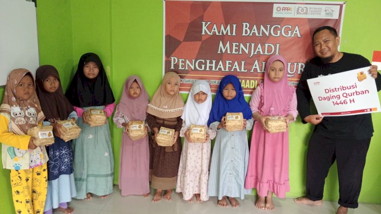 Mengayuh Sepeda untuk Sebungkus Daging Qurban