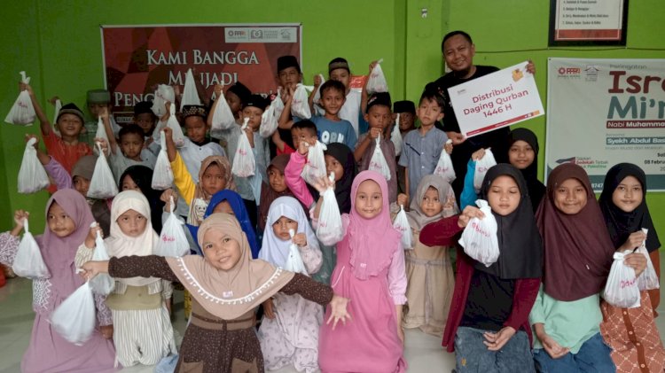 Mengayuh Sepeda untuk Sebungkus Daging Qurban