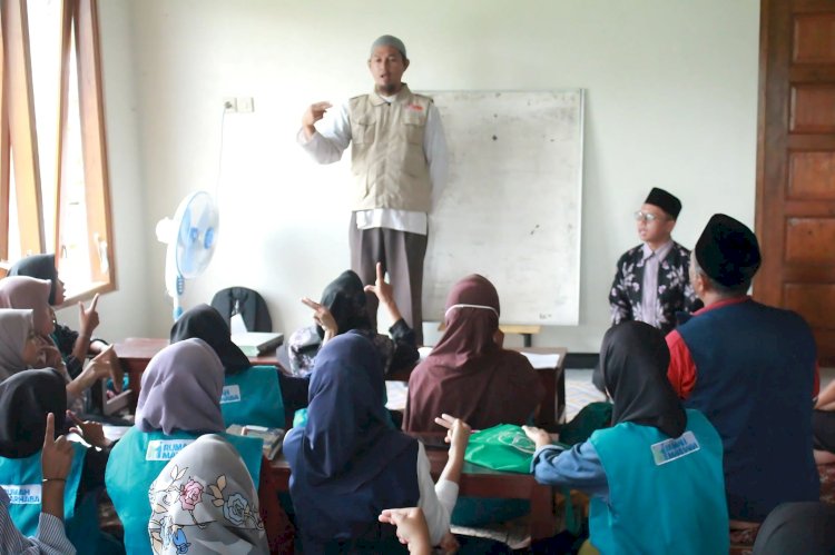 Alat Sholat untuk Assatidz Komunitas Tuli Muslim di Magelang