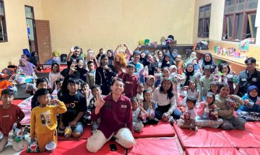 Keceriaan Anak-Anak di Tengah Gemuruh Semeru