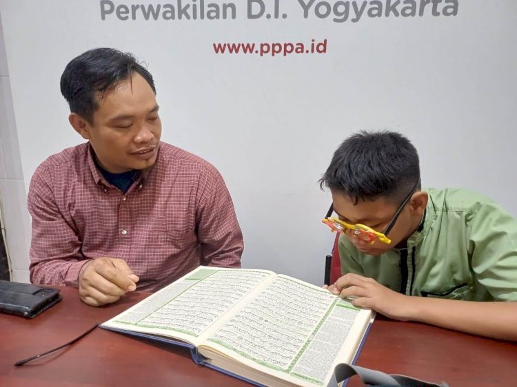 Hadiah Kacamata Baru untuk Santri Tuli