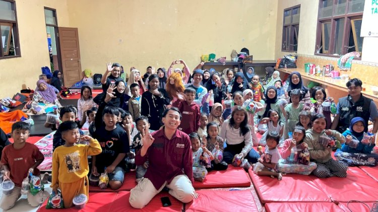 Keceriaan Anak-Anak di Tengah Gemuruh Semeru