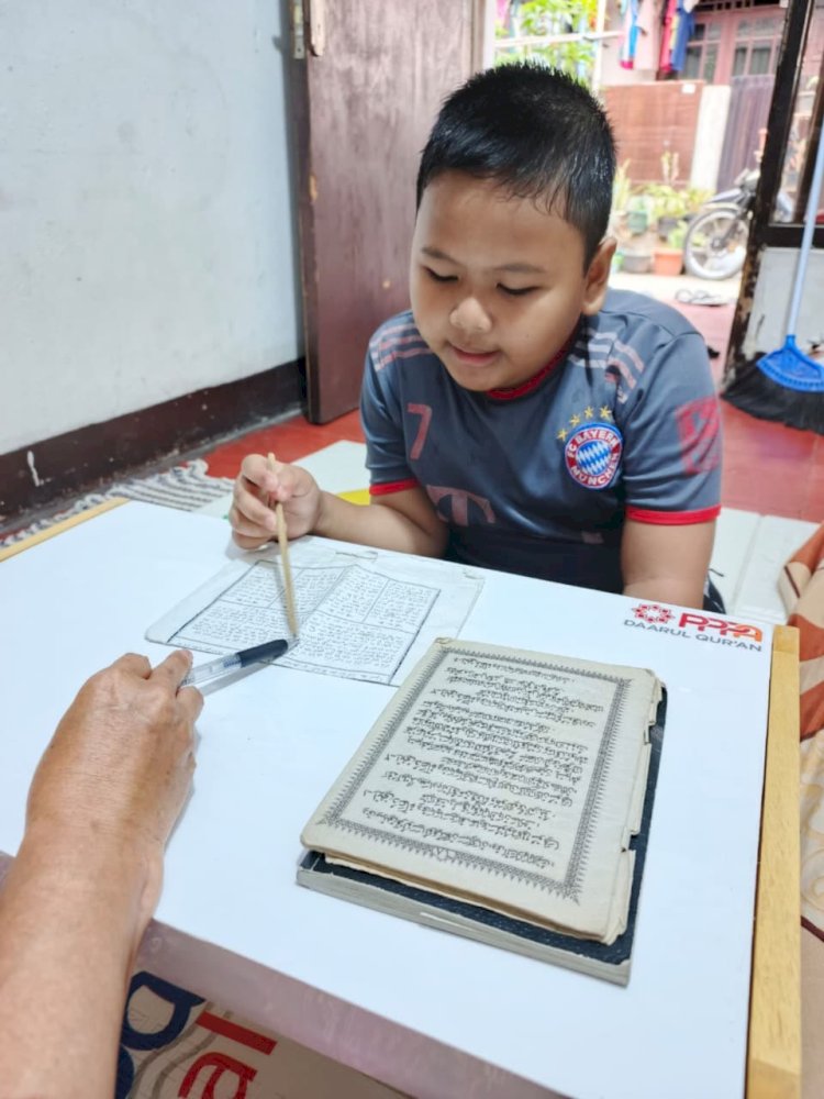 Meja Mengaji untuk Santri Penghafal Al Qur’an