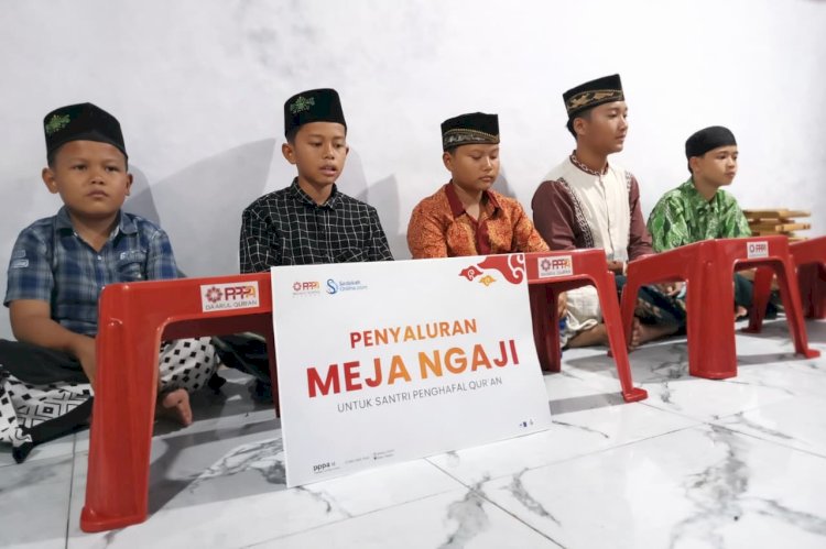 Penyaluran Meja Ngaji untuk Santri Penghafal Al-Qur’an