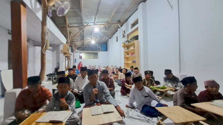 Penyaluran Meja Ngaji untuk Santri Penghafal Al-Qur’an