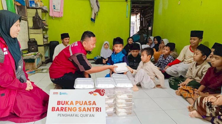 Berbagi Paket Makanan untuk Santri Penghafal Al-Quran