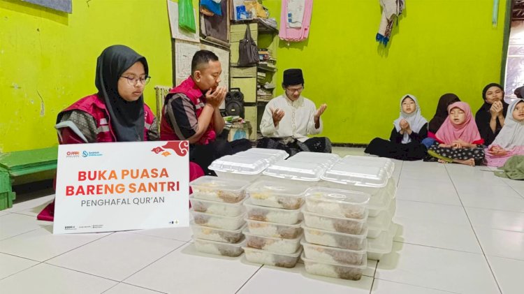Berbagi Paket Makanan untuk Santri Penghafal Al-Quran