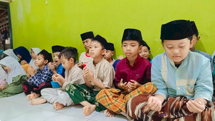 Berbagi Paket Makanan untuk Santri Penghafal Al-Quran
