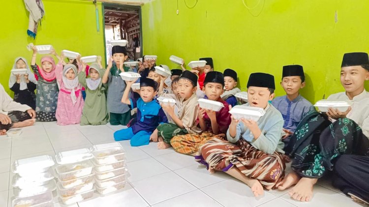 Berbagi Paket Makanan untuk Santri Penghafal Al-Quran