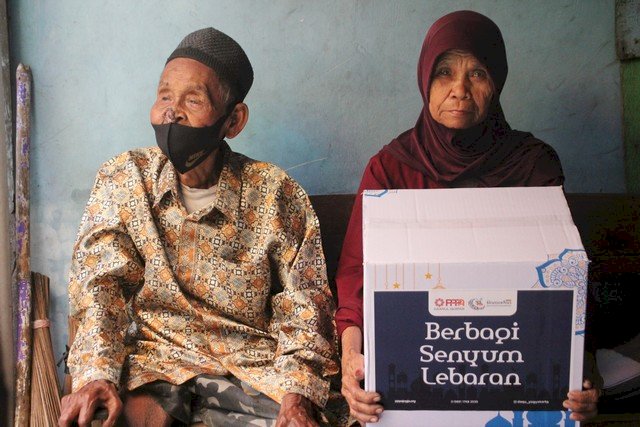 Berbagi Kebahagiaan Menjelang Hari Kemenangan