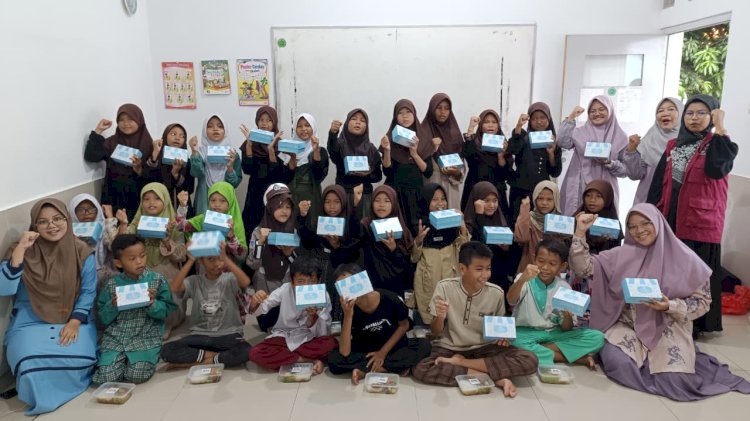 Senyum Gembira para Santri Yatim