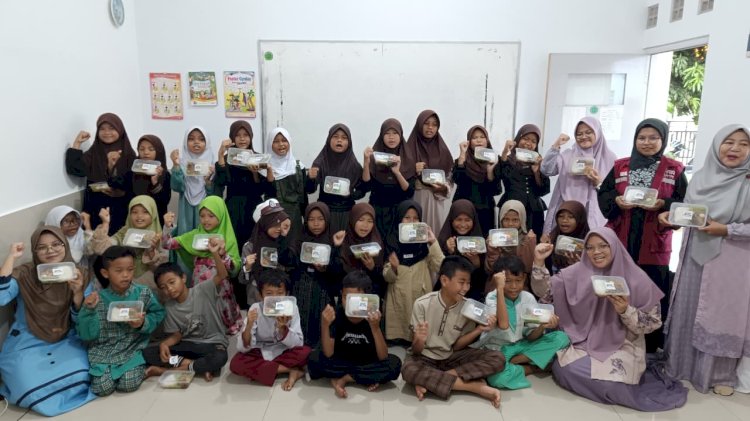 Senyum Gembira para Santri Yatim